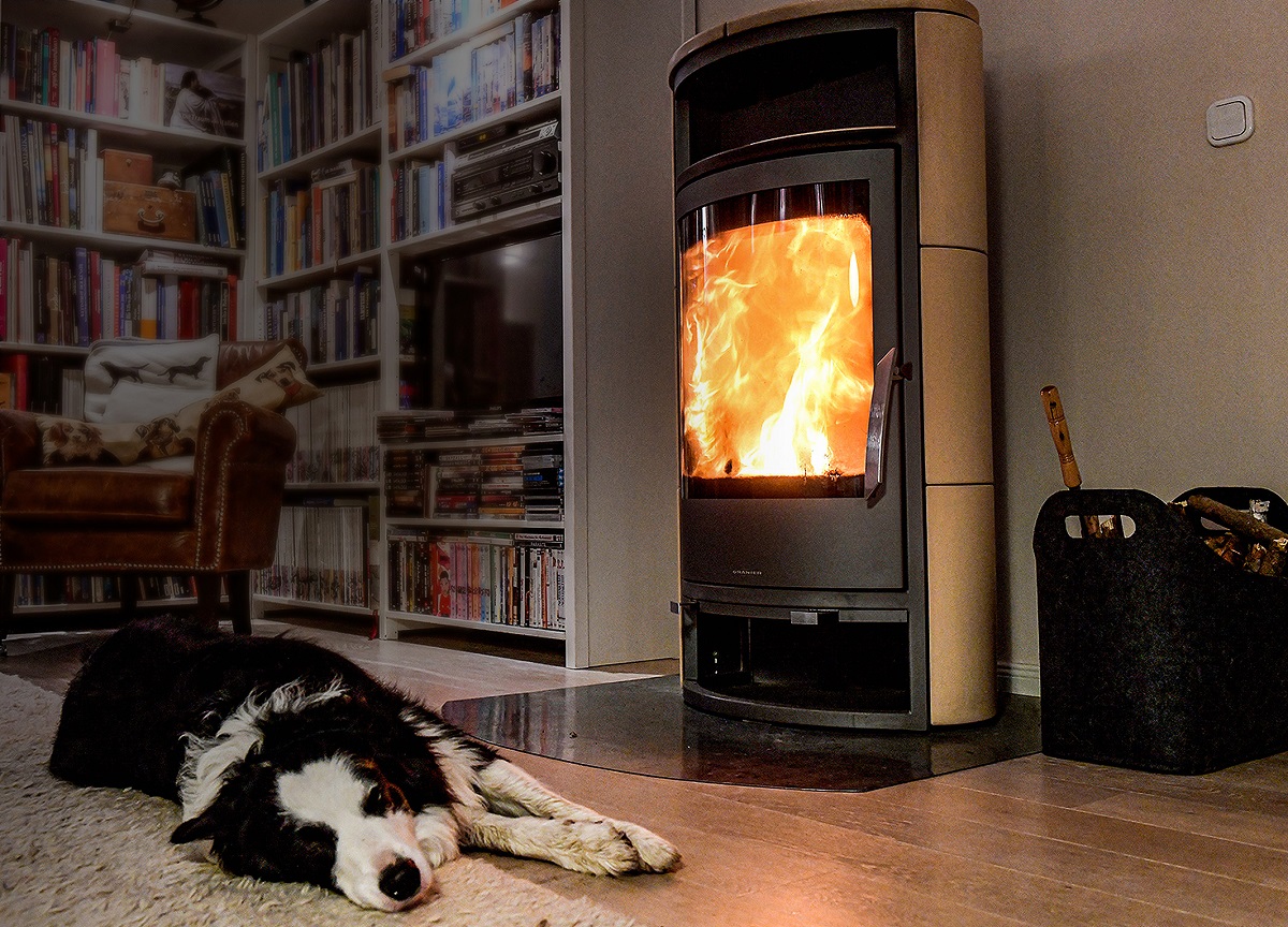 Hund vor Ofen COmachtKO