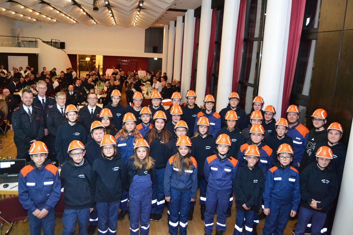 Neue Helme für die Jugendfeuerwehr Nümbrecht